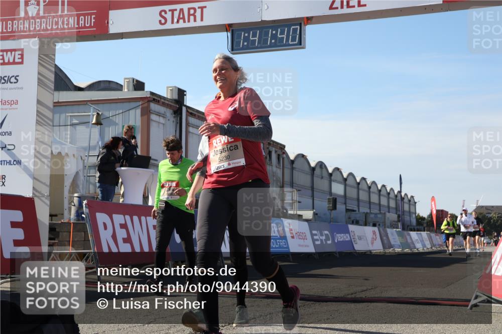03.10.2025 - Köhlbrandbrückenlauf Luisa Fischer http://msf.ph/oto/9044390 03.10.2025 13:41:39 Ziel 4894, 5228, 5230, 6462 meine-sportfotos.de