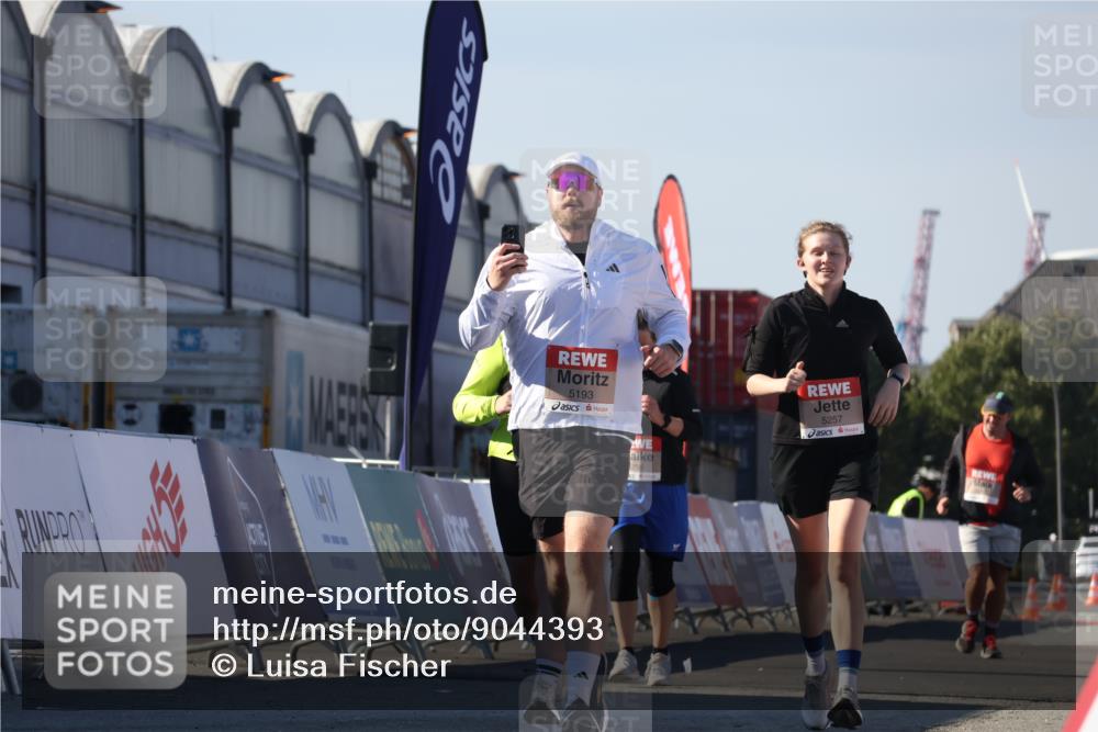 03.10.2025 - Köhlbrandbrückenlauf Luisa Fischer http://msf.ph/oto/9044393 03.10.2025 13:41:42 Ziel 4894, 5193, 5228, 5230 meine-sportfotos.de