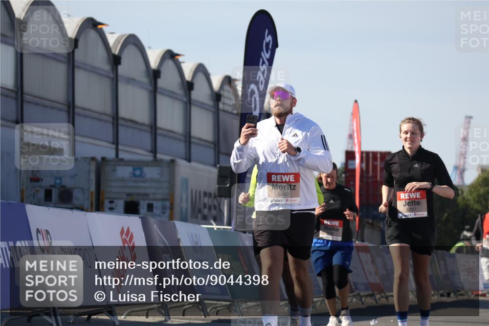 03.10.2025 - Köhlbrandbrückenlauf Luisa Fischer http://msf.ph/oto/9044398 03.10.2025 13:41:42 Ziel 4894, 5193, 5228, 5230 meine-sportfotos.de