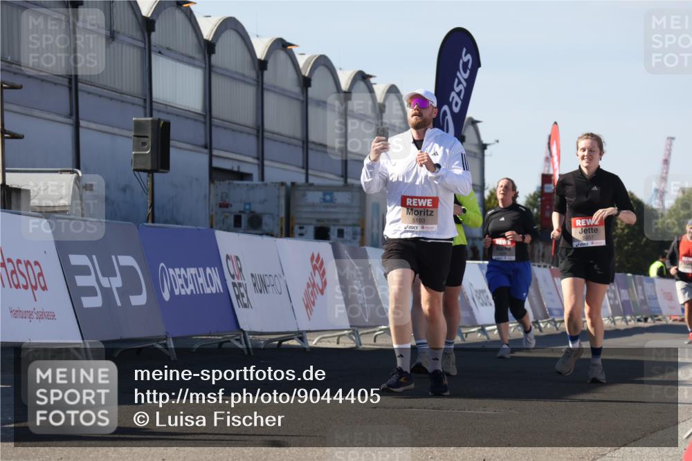 03.10.2025 - Köhlbrandbrückenlauf Luisa Fischer http://msf.ph/oto/9044405 03.10.2025 13:41:43 Ziel 4894, 5193, 5228, 5230, 5232, 5257 meine-sportfotos.de