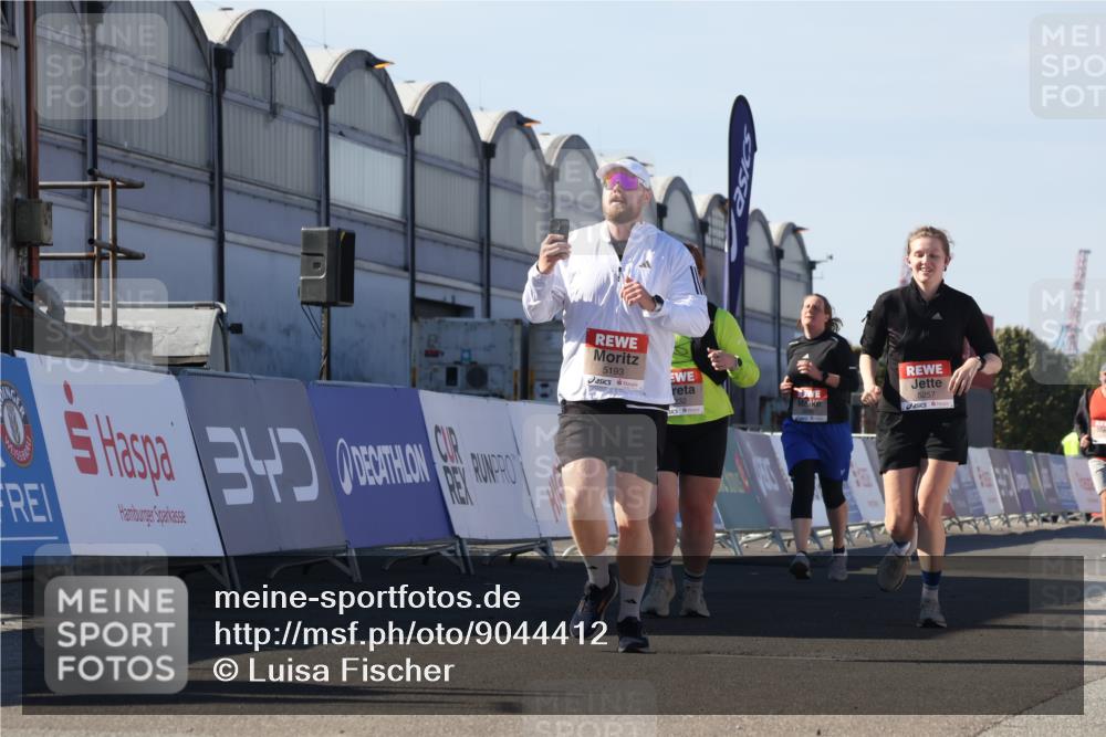 03.10.2025 - Köhlbrandbrückenlauf Luisa Fischer http://msf.ph/oto/9044412 03.10.2025 13:41:44 Ziel 4894, 5193, 5228, 5230, 5232, 5257 meine-sportfotos.de