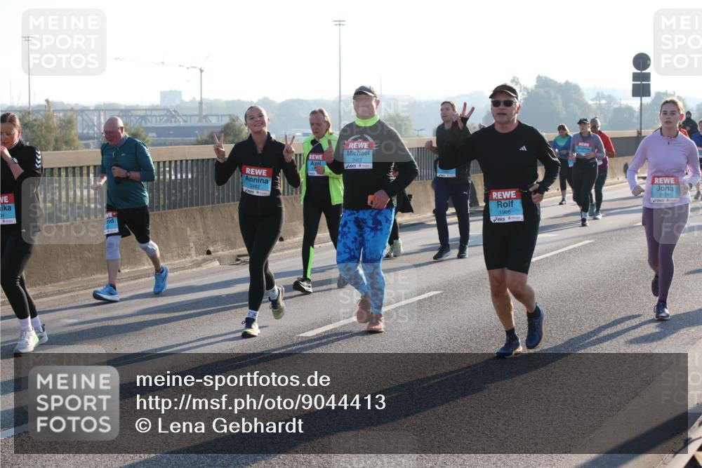 03.10.2025 - Köhlbrandbrückenlauf Lena Gebhardt http://msf.ph/oto/9044413 03.10.2025 09:27:13 Position 1 34, 2462, 2463, 1965, 2551 meine-sportfotos.de
