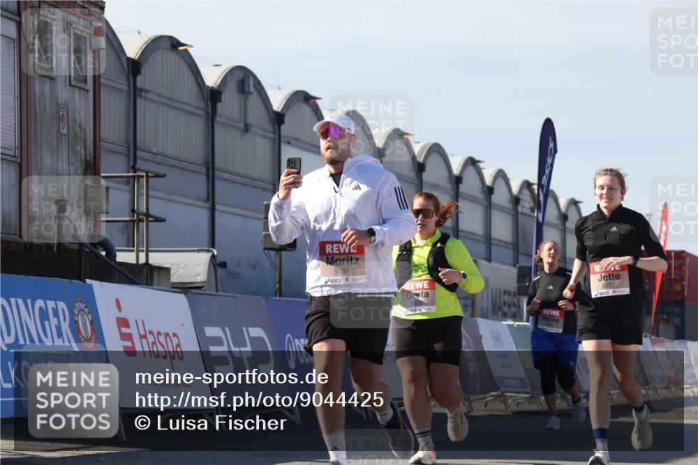 03.10.2025 - Köhlbrandbrückenlauf Luisa Fischer http://msf.ph/oto/9044425 03.10.2025 13:41:45 Ziel 4894, 5193, 5228, 5230, 5232, 5257 meine-sportfotos.de