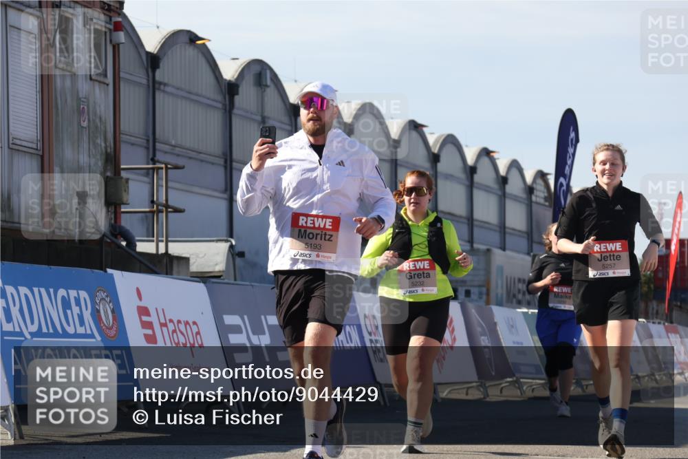 03.10.2025 - Köhlbrandbrückenlauf Luisa Fischer http://msf.ph/oto/9044429 03.10.2025 13:41:45 Ziel 4894, 5193, 5228, 5230, 5232, 5257 meine-sportfotos.de