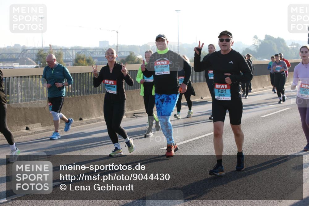 03.10.2025 - Köhlbrandbrückenlauf Lena Gebhardt http://msf.ph/oto/9044430 03.10.2025 09:27:13 Position 1 2462, 2463, 1965, 2551 meine-sportfotos.de
