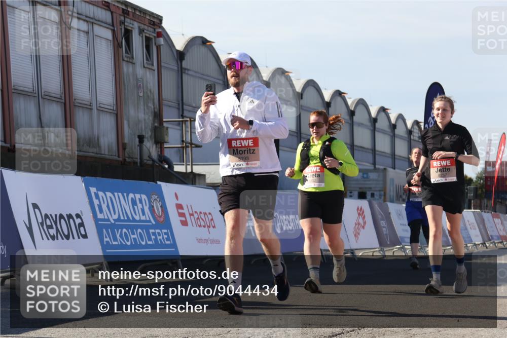 03.10.2025 - Köhlbrandbrückenlauf Luisa Fischer http://msf.ph/oto/9044434 03.10.2025 13:41:45 Ziel 4894, 5193, 5228, 5230, 5232, 5257 meine-sportfotos.de