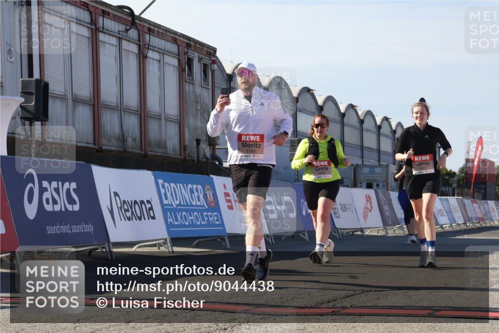 03.10.2025 - Köhlbrandbrückenlauf Luisa Fischer http://msf.ph/oto/9044438 03.10.2025 13:41:46 Ziel 4894, 5193, 5228, 5230, 5232, 5257 meine-sportfotos.de