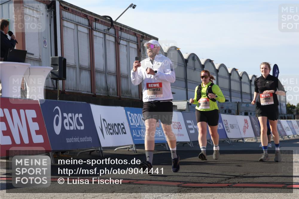 03.10.2025 - Köhlbrandbrückenlauf Luisa Fischer http://msf.ph/oto/9044441 03.10.2025 13:41:46 Ziel 4894, 5193, 5228, 5230, 5232, 5257 meine-sportfotos.de