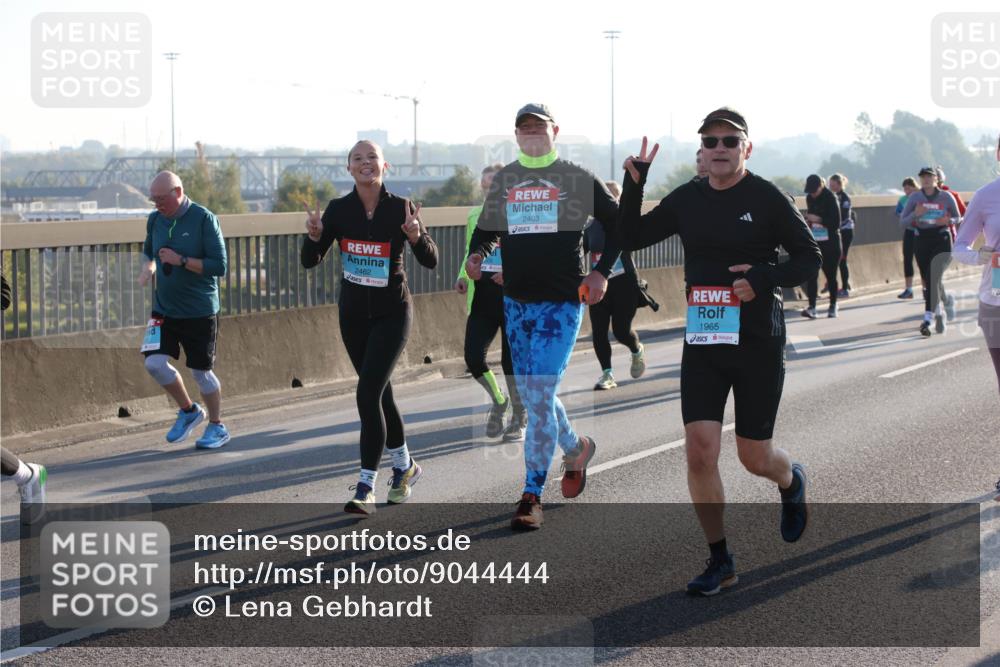 03.10.2025 - Köhlbrandbrückenlauf Lena Gebhardt http://msf.ph/oto/9044444 03.10.2025 09:27:13 Position 1 2462, 2463, 1965 meine-sportfotos.de