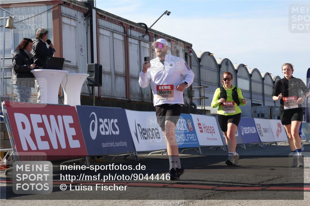 03.10.2025 - Köhlbrandbrückenlauf Luisa Fischer http://msf.ph/oto/9044446 03.10.2025 13:41:46 Ziel 4894, 5193, 5228, 5230, 5232, 5257 meine-sportfotos.de