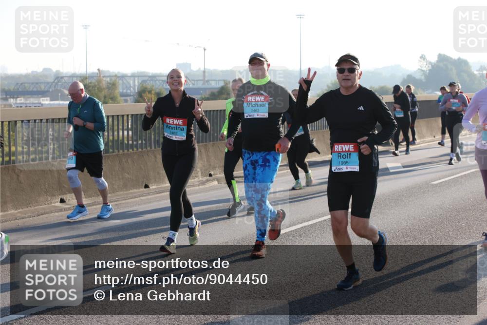 03.10.2025 - Köhlbrandbrückenlauf Lena Gebhardt http://msf.ph/oto/9044450 03.10.2025 09:27:13 Position 1 2462, 2463, 1965 meine-sportfotos.de