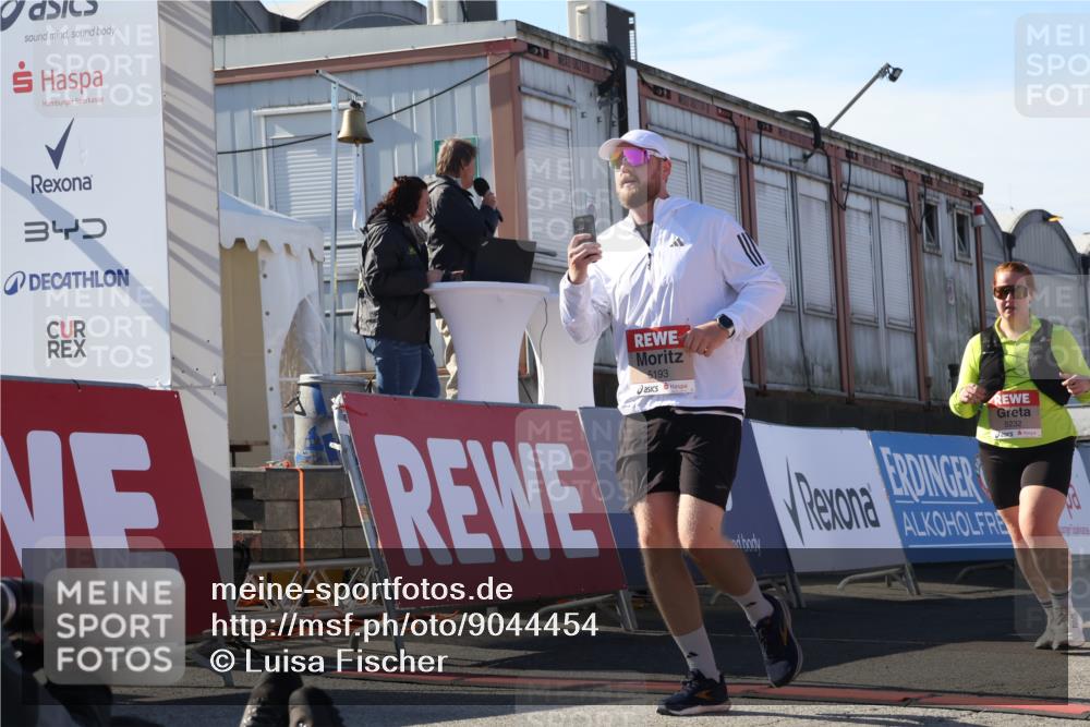 03.10.2025 - Köhlbrandbrückenlauf Luisa Fischer http://msf.ph/oto/9044454 03.10.2025 13:41:47 Ziel 4894, 5193, 5228, 5230, 5232, 5257 meine-sportfotos.de