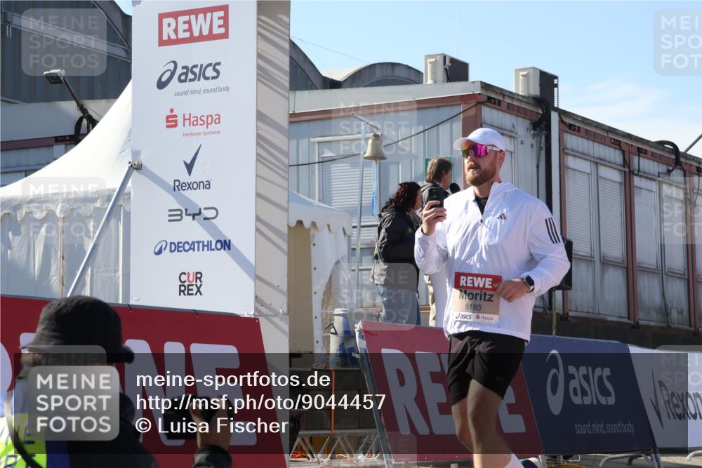 03.10.2025 - Köhlbrandbrückenlauf Luisa Fischer http://msf.ph/oto/9044457 03.10.2025 13:41:47 Ziel 4894, 5193, 5228, 5230, 5232, 5257 meine-sportfotos.de