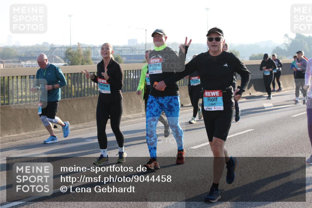 03.10.2025 - Köhlbrandbrückenlauf Lena Gebhardt http://msf.ph/oto/9044458 03.10.2025 09:27:14 Position 1 2462, 2463, 1965 meine-sportfotos.de