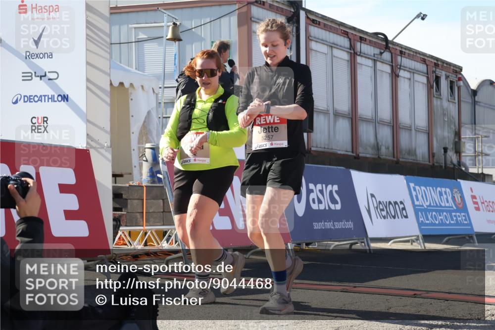 03.10.2025 - Köhlbrandbrückenlauf Luisa Fischer http://msf.ph/oto/9044468 03.10.2025 13:41:49 Ziel 4894, 5193, 5232, 5250, 5257, 5315 meine-sportfotos.de