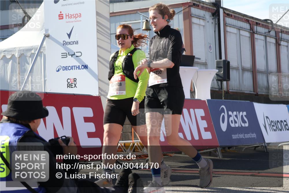 03.10.2025 - Köhlbrandbrückenlauf Luisa Fischer http://msf.ph/oto/9044470 03.10.2025 13:41:49 Ziel 4894, 5193, 5232, 5250, 5257, 5315 meine-sportfotos.de