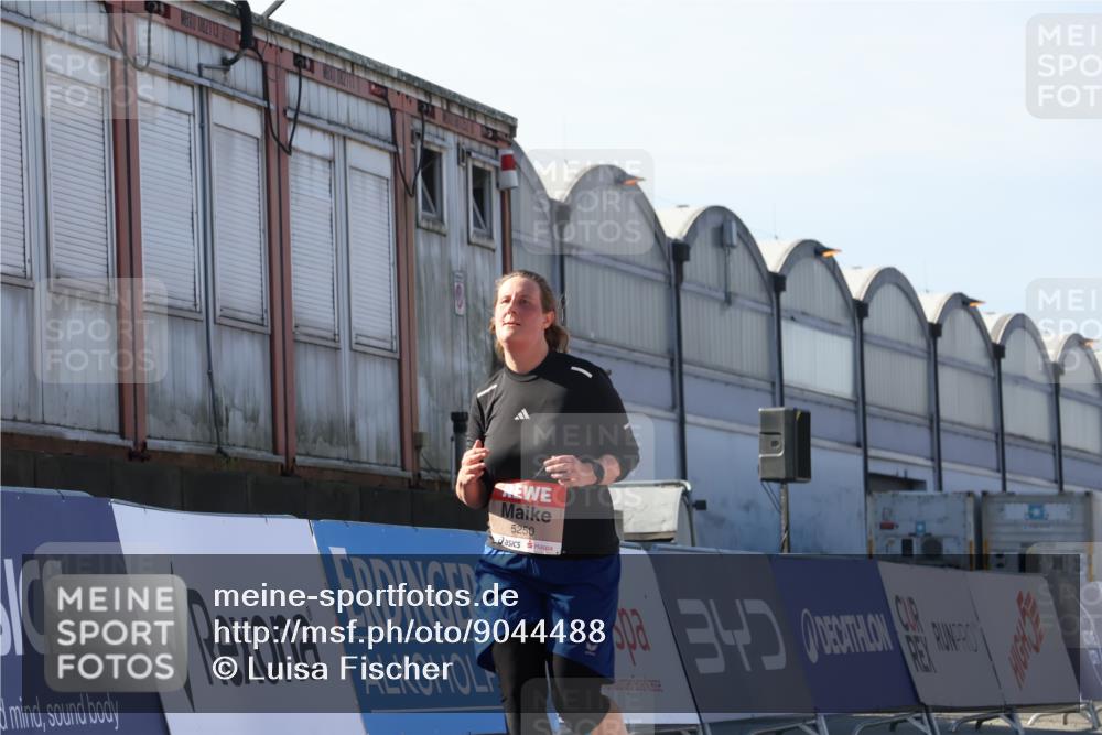 03.10.2025 - Köhlbrandbrückenlauf Luisa Fischer http://msf.ph/oto/9044488 03.10.2025 13:41:51 Ziel 5043, 5193, 5232, 5250, 5257, 5315 meine-sportfotos.de