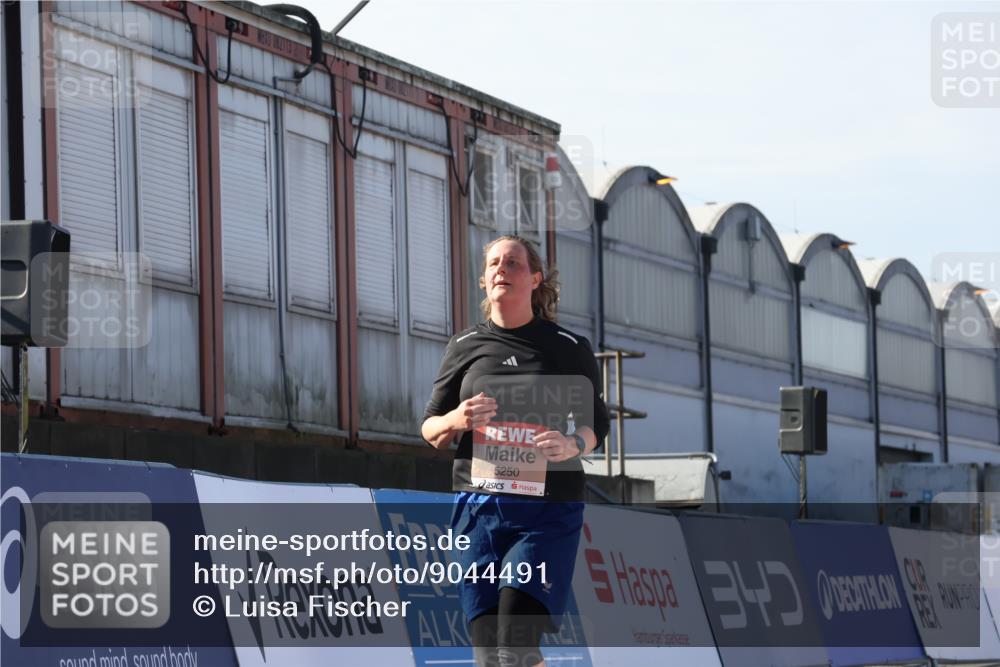 03.10.2025 - Köhlbrandbrückenlauf Luisa Fischer http://msf.ph/oto/9044491 03.10.2025 13:41:51 Ziel 5043, 5193, 5232, 5250, 5257, 5315 meine-sportfotos.de
