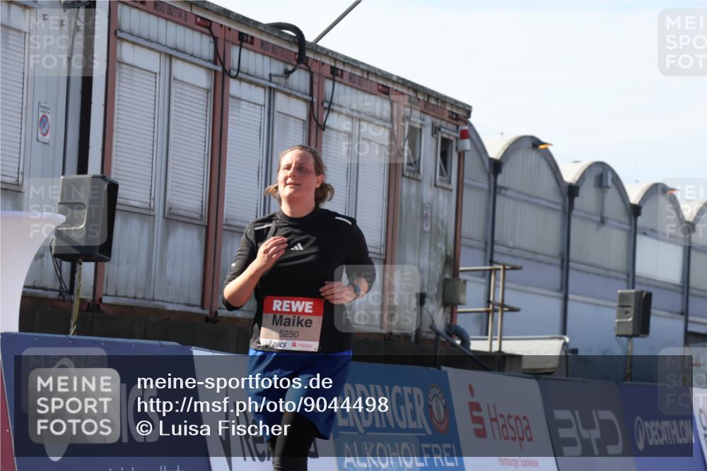 03.10.2025 - Köhlbrandbrückenlauf Luisa Fischer http://msf.ph/oto/9044498 03.10.2025 13:41:52 Ziel 5043, 5193, 5232, 5250, 5257, 5315 meine-sportfotos.de