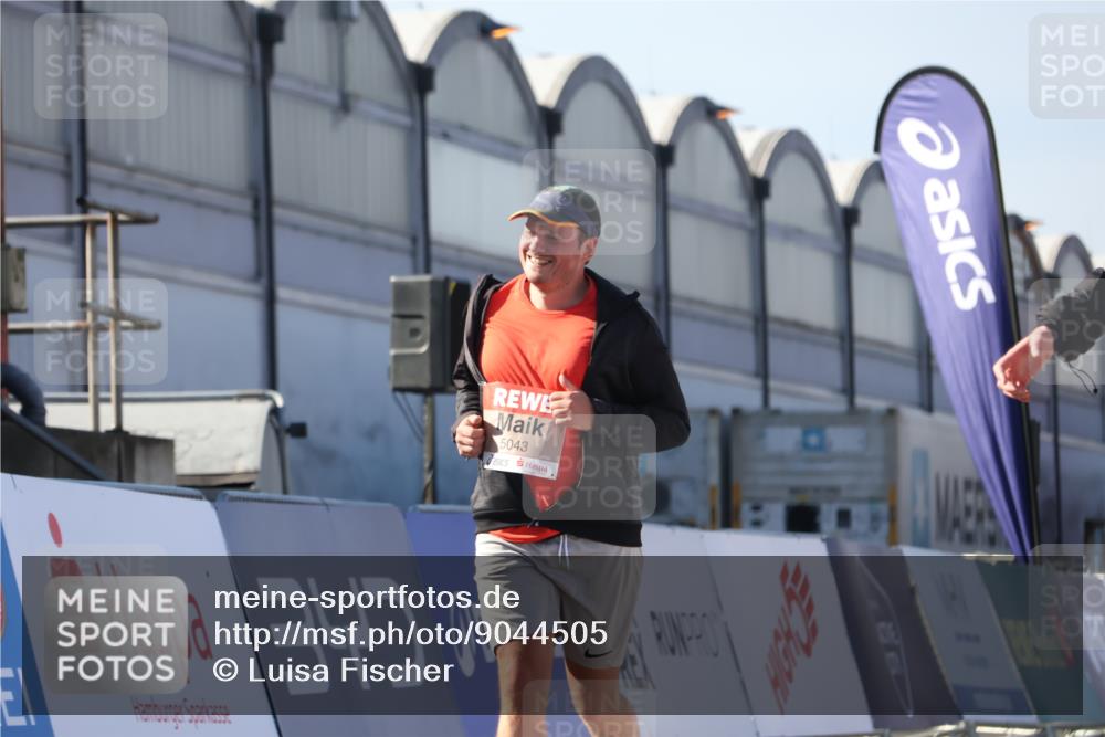 03.10.2025 - Köhlbrandbrückenlauf Luisa Fischer http://msf.ph/oto/9044505 03.10.2025 13:41:53 Ziel 5043, 5193, 5232, 5250, 5257, 5315 meine-sportfotos.de