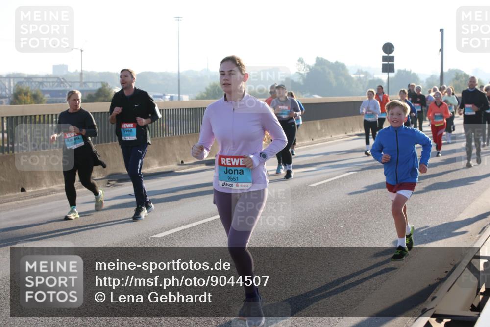 03.10.2025 - Köhlbrandbrückenlauf Lena Gebhardt http://msf.ph/oto/9044507 03.10.2025 09:27:15 Position 1 2551 meine-sportfotos.de