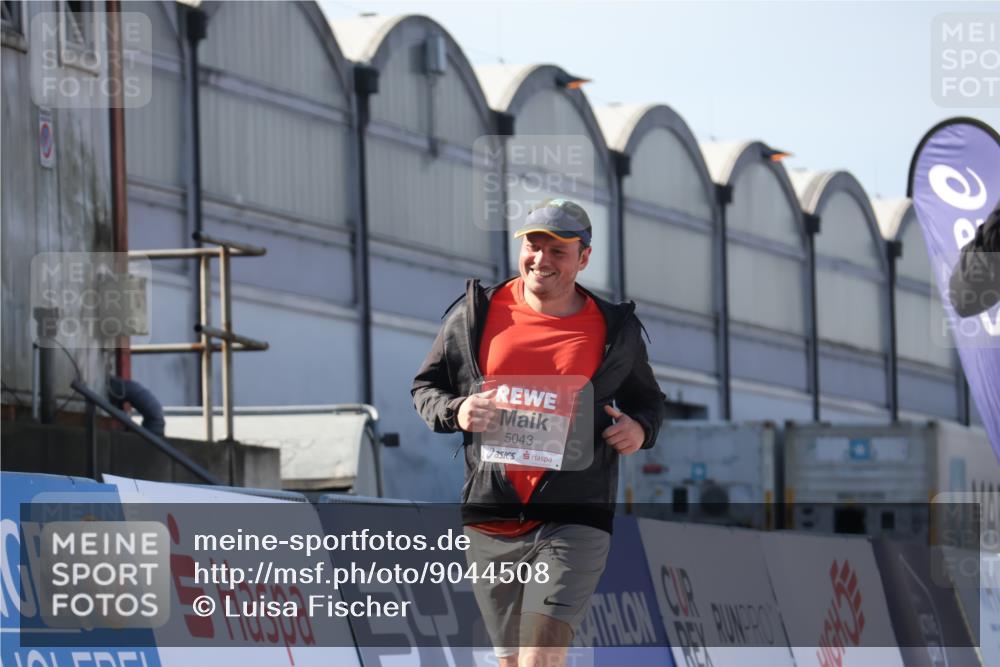 03.10.2025 - Köhlbrandbrückenlauf Luisa Fischer http://msf.ph/oto/9044508 03.10.2025 13:41:54 Ziel 5043, 5193, 5232, 5250, 5257, 5315 meine-sportfotos.de