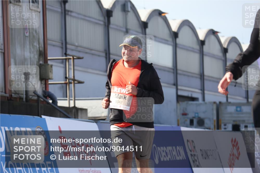 03.10.2025 - Köhlbrandbrückenlauf Luisa Fischer http://msf.ph/oto/9044511 03.10.2025 13:41:54 Ziel 5043, 5193, 5232, 5250, 5257, 5315 meine-sportfotos.de