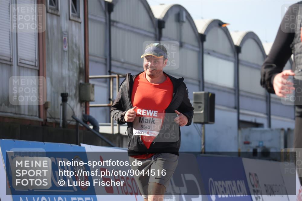 03.10.2025 - Köhlbrandbrückenlauf Luisa Fischer http://msf.ph/oto/9044516 03.10.2025 13:41:54 Ziel 5043, 5193, 5232, 5250, 5257, 5315 meine-sportfotos.de