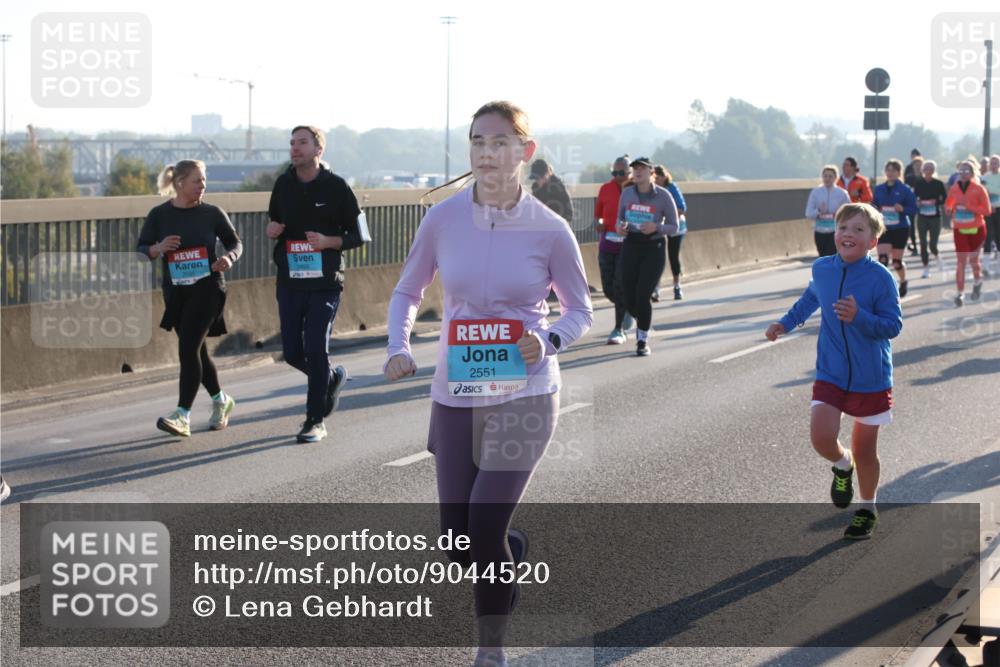 03.10.2025 - Köhlbrandbrückenlauf Lena Gebhardt http://msf.ph/oto/9044520 03.10.2025 09:27:15 Position 1 2551 meine-sportfotos.de