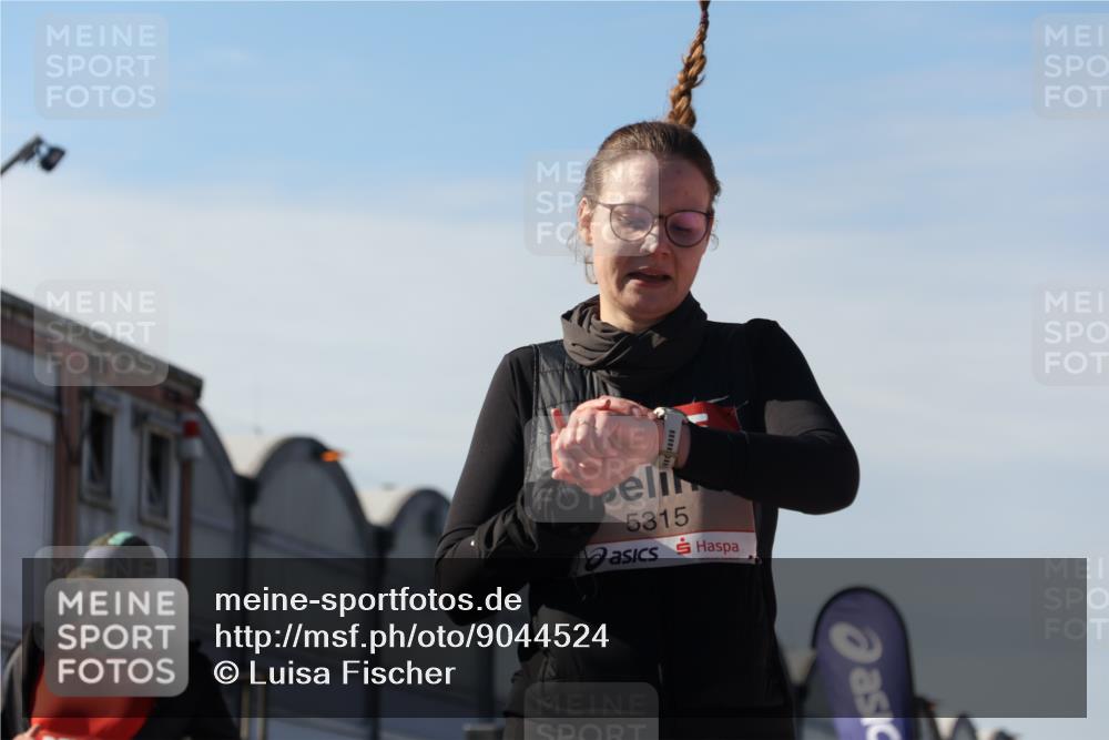 03.10.2025 - Köhlbrandbrückenlauf Luisa Fischer http://msf.ph/oto/9044524 03.10.2025 13:41:55 Ziel 5043, 5193, 5232, 5250, 5257, 5315 meine-sportfotos.de