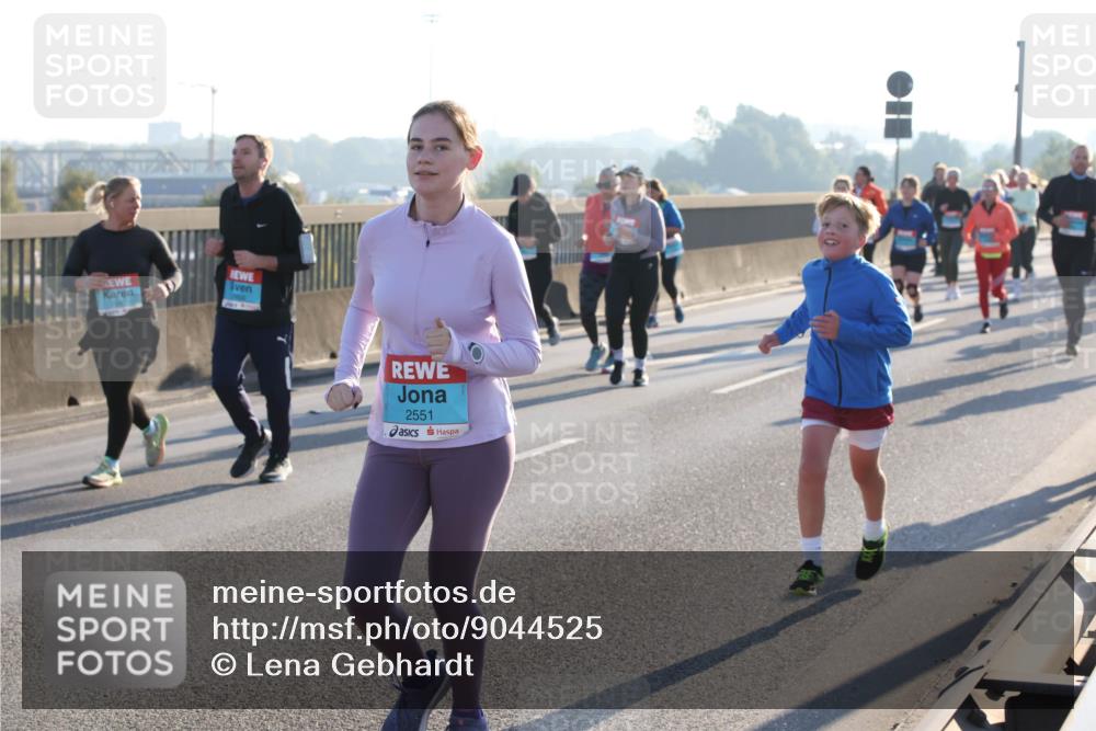 03.10.2025 - Köhlbrandbrückenlauf Lena Gebhardt http://msf.ph/oto/9044525 03.10.2025 09:27:15 Position 1 2551 meine-sportfotos.de