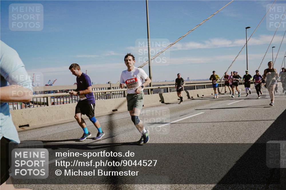 03.10.2025 - Köhlbrandbrückenlauf Michael Burmester http://msf.ph/oto/9044527 03.10.2025 12:26:22 Position 1 4405 meine-sportfotos.de