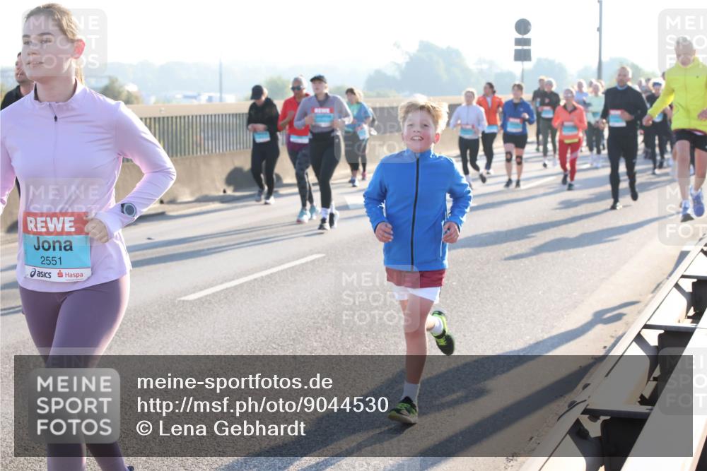 03.10.2025 - Köhlbrandbrückenlauf Lena Gebhardt http://msf.ph/oto/9044530 03.10.2025 09:27:16 Position 1 2551 meine-sportfotos.de