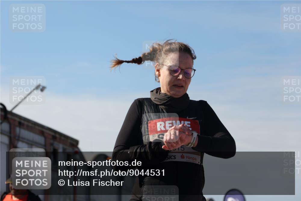 03.10.2025 - Köhlbrandbrückenlauf Luisa Fischer http://msf.ph/oto/9044531 03.10.2025 13:41:55 Ziel 5043, 5193, 5232, 5250, 5257, 5315 meine-sportfotos.de