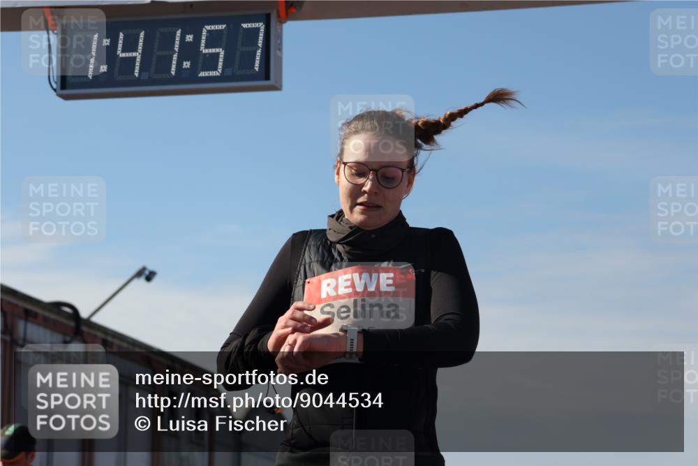 03.10.2025 - Köhlbrandbrückenlauf Luisa Fischer http://msf.ph/oto/9044534 03.10.2025 13:41:56 Ziel 5043, 5193, 5232, 5250, 5257, 5315 meine-sportfotos.de