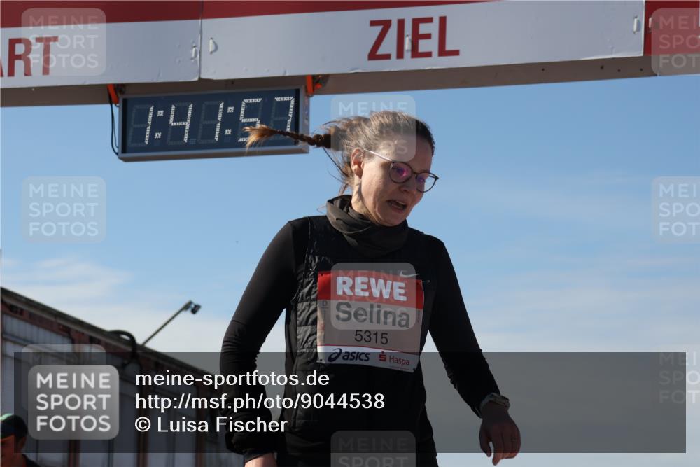 03.10.2025 - Köhlbrandbrückenlauf Luisa Fischer http://msf.ph/oto/9044538 03.10.2025 13:41:56 Ziel 5043, 5193, 5232, 5250, 5257, 5315 meine-sportfotos.de