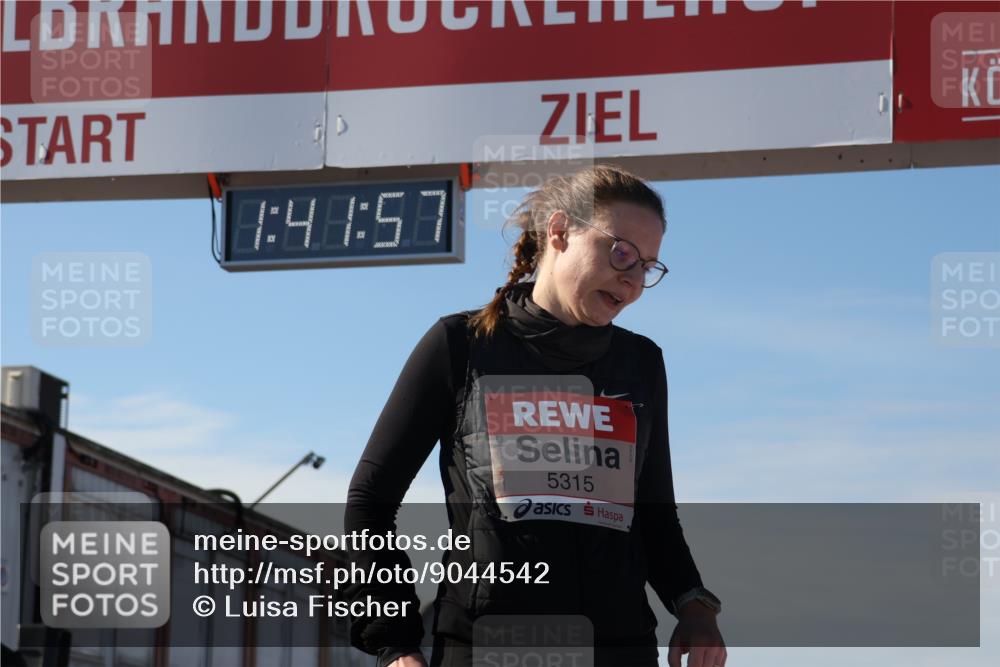 03.10.2025 - Köhlbrandbrückenlauf Luisa Fischer http://msf.ph/oto/9044542 03.10.2025 13:41:56 Ziel 5043, 5193, 5232, 5250, 5257, 5315 meine-sportfotos.de