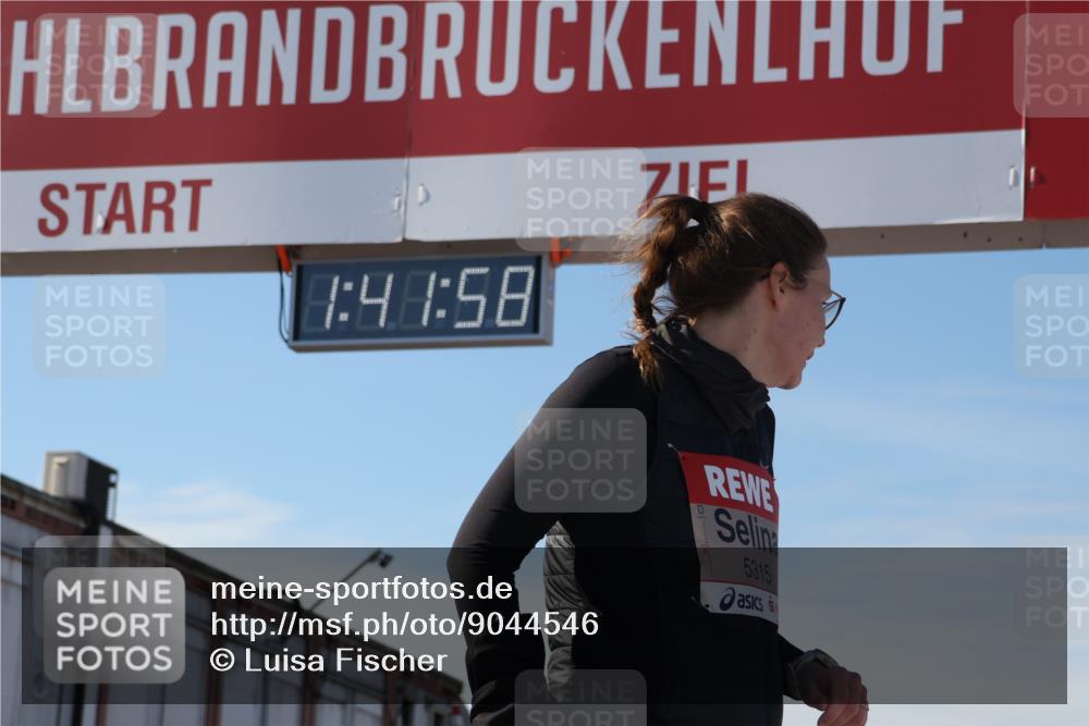 03.10.2025 - Köhlbrandbrückenlauf Luisa Fischer http://msf.ph/oto/9044546 03.10.2025 13:41:57 Ziel 5043, 5193, 5232, 5250, 5257, 5315, 5620 meine-sportfotos.de