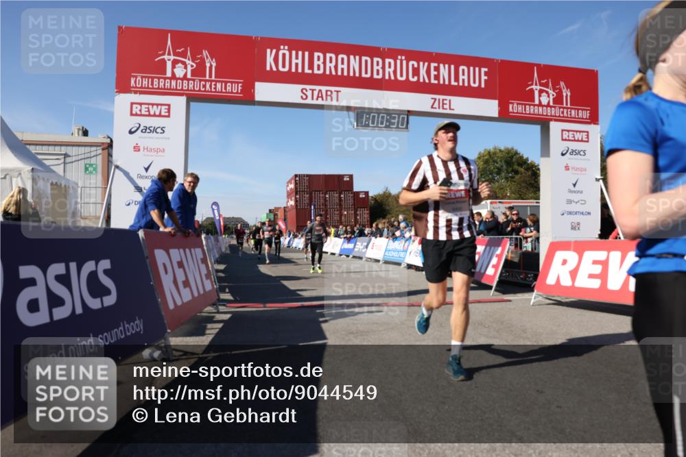 03.10.2025 - Köhlbrandbrückenlauf Lena Gebhardt http://msf.ph/oto/9044549 03.10.2025 13:00:30 Ziel 4016, 4163, 4172, 4275, 4299, 4622, 4850, 5664, 6373, 6490, 6707, 6714 meine-sportfotos.de