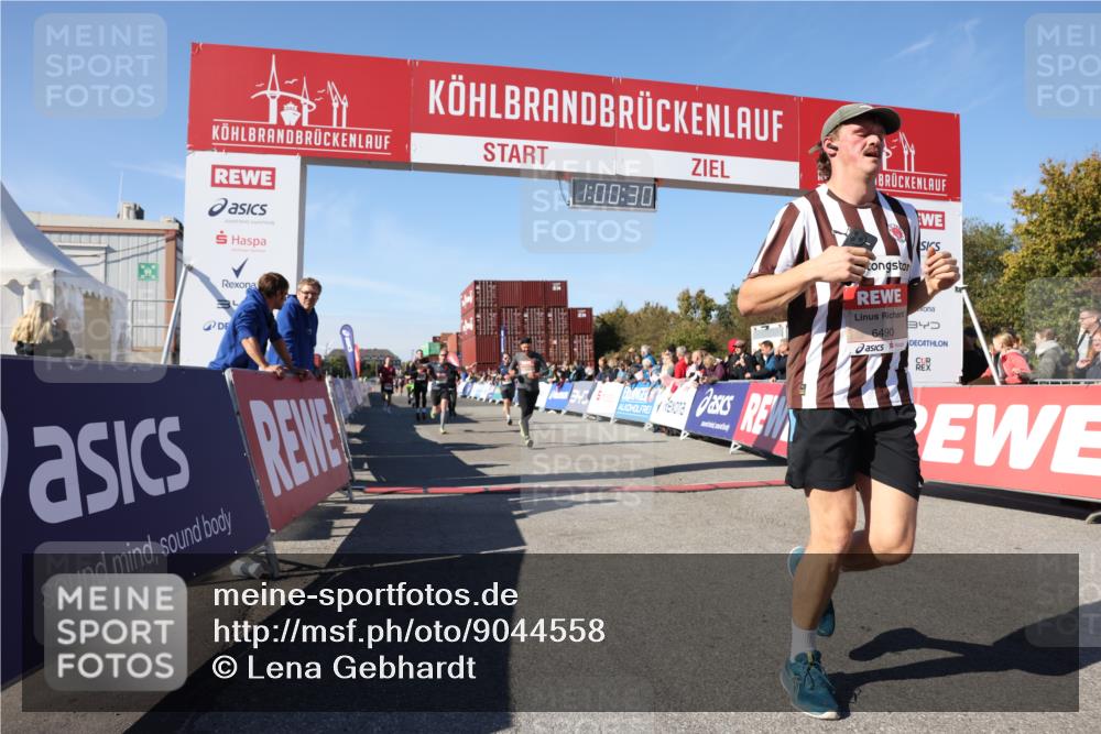 03.10.2025 - Köhlbrandbrückenlauf Lena Gebhardt http://msf.ph/oto/9044558 03.10.2025 13:00:31 Ziel 4016, 4163, 4172, 4275, 4299, 4622, 4850, 5664, 6373, 6490, 6707, 6714 meine-sportfotos.de