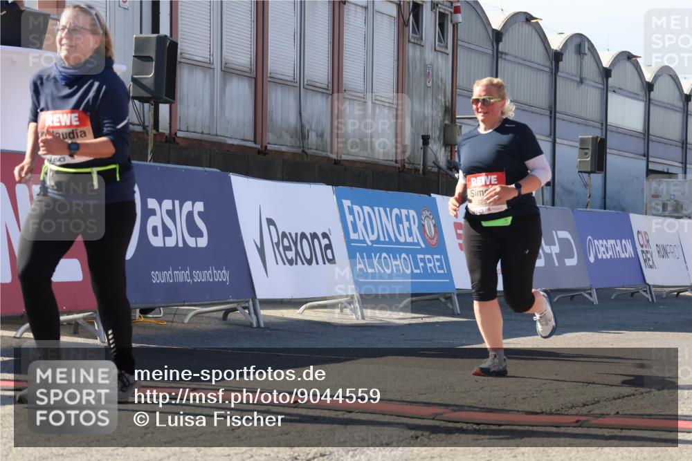 03.10.2025 - Köhlbrandbrückenlauf Luisa Fischer http://msf.ph/oto/9044559 03.10.2025 13:42:03 Ziel 5043, 5250, 5253, 5315, 5620 meine-sportfotos.de