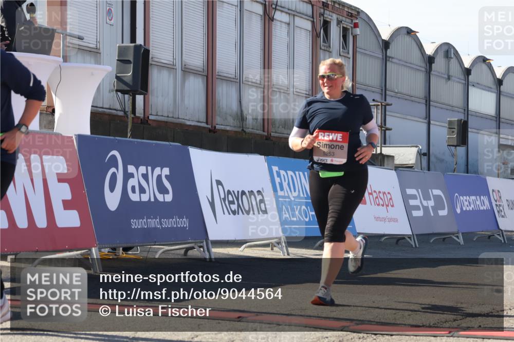 03.10.2025 - Köhlbrandbrückenlauf Luisa Fischer http://msf.ph/oto/9044564 03.10.2025 13:42:03 Ziel 5043, 5250, 5253, 5315, 5620 meine-sportfotos.de