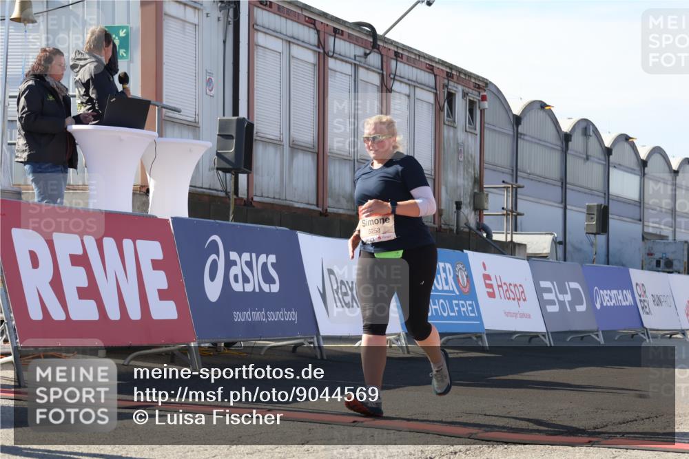 03.10.2025 - Köhlbrandbrückenlauf Luisa Fischer http://msf.ph/oto/9044569 03.10.2025 13:42:04 Ziel 5043, 5250, 5253, 5315, 5620 meine-sportfotos.de