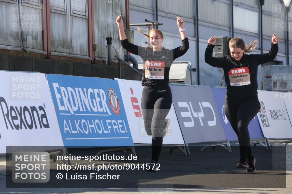03.10.2025 - Köhlbrandbrückenlauf Luisa Fischer http://msf.ph/oto/9044572 03.10.2025 13:42:16 Ziel 5271, 6247 meine-sportfotos.de