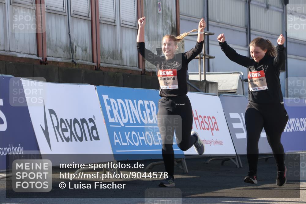 03.10.2025 - Köhlbrandbrückenlauf Luisa Fischer http://msf.ph/oto/9044578 03.10.2025 13:42:17 Ziel 5271, 6247 meine-sportfotos.de