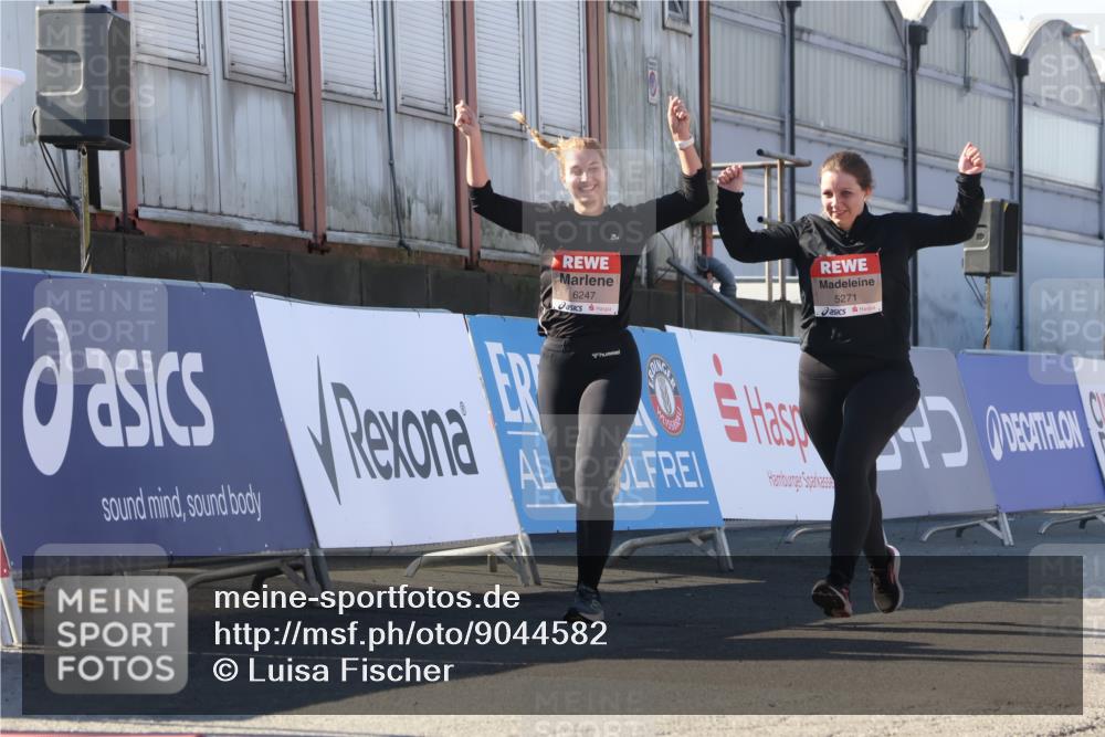 03.10.2025 - Köhlbrandbrückenlauf Luisa Fischer http://msf.ph/oto/9044582 03.10.2025 13:42:17 Ziel 5271, 6247 meine-sportfotos.de