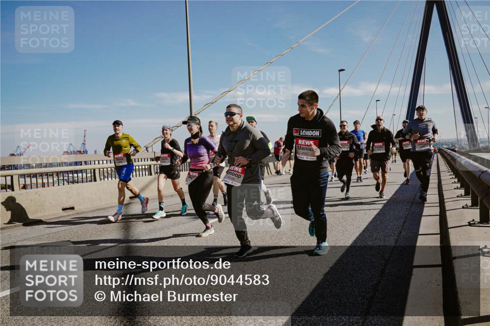 03.10.2025 - Köhlbrandbrückenlauf Michael Burmester http://msf.ph/oto/9044583 03.10.2025 12:26:25 Position 1 4506, 4507 meine-sportfotos.de