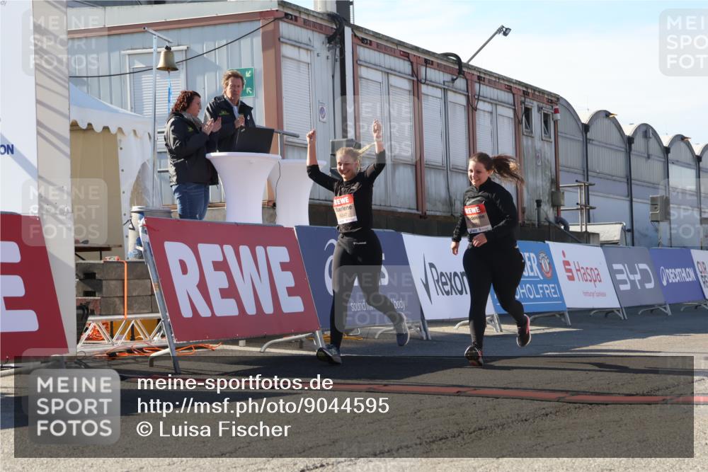 03.10.2025 - Köhlbrandbrückenlauf Luisa Fischer http://msf.ph/oto/9044595 03.10.2025 13:42:18 Ziel 5271, 6247 meine-sportfotos.de