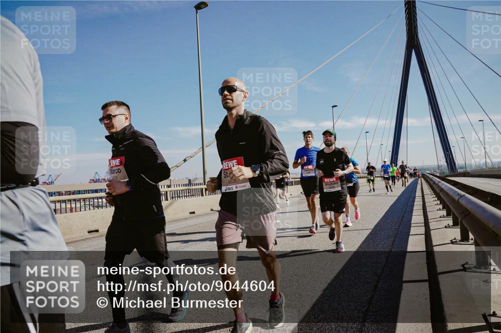 03.10.2025 - Köhlbrandbrückenlauf Michael Burmester http://msf.ph/oto/9044604 03.10.2025 12:26:28 Position 1 4533, 4202 meine-sportfotos.de