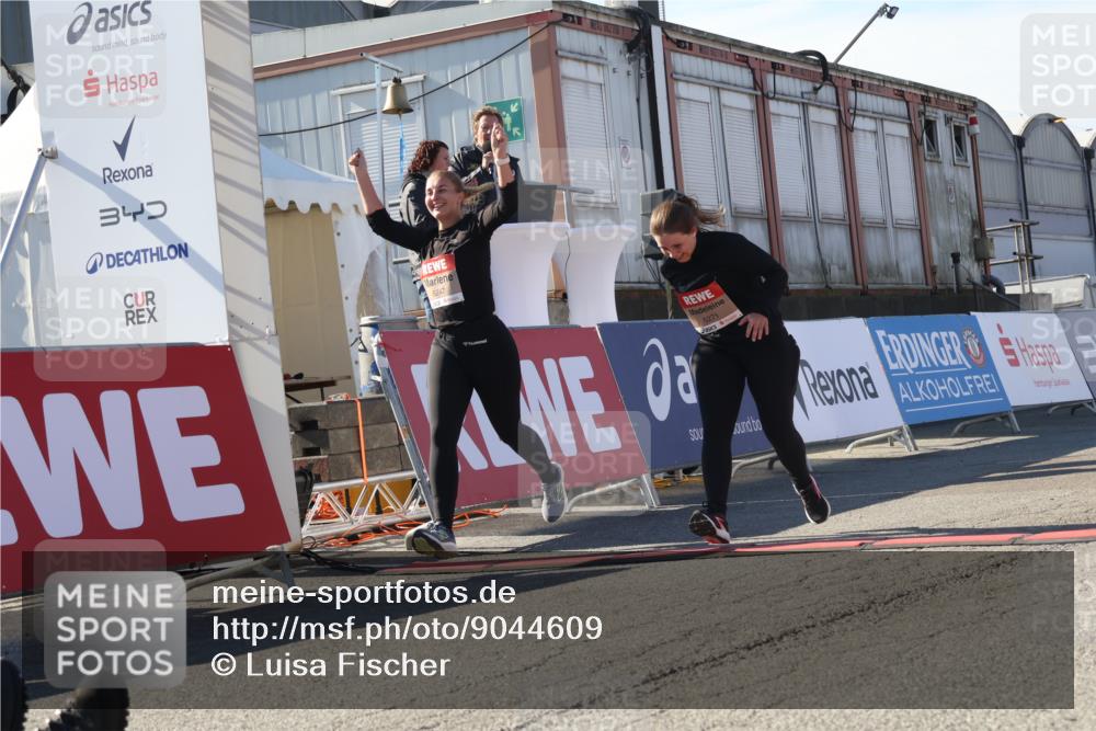03.10.2025 - Köhlbrandbrückenlauf Luisa Fischer http://msf.ph/oto/9044609 03.10.2025 13:42:19 Ziel 5271, 6247 meine-sportfotos.de